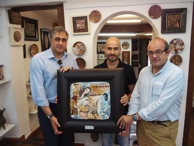 Ángel Mariscal, Rubén Navarro y Pedro García Hidalgo presentan el trofeo &quot;Chicuelo II&quot;