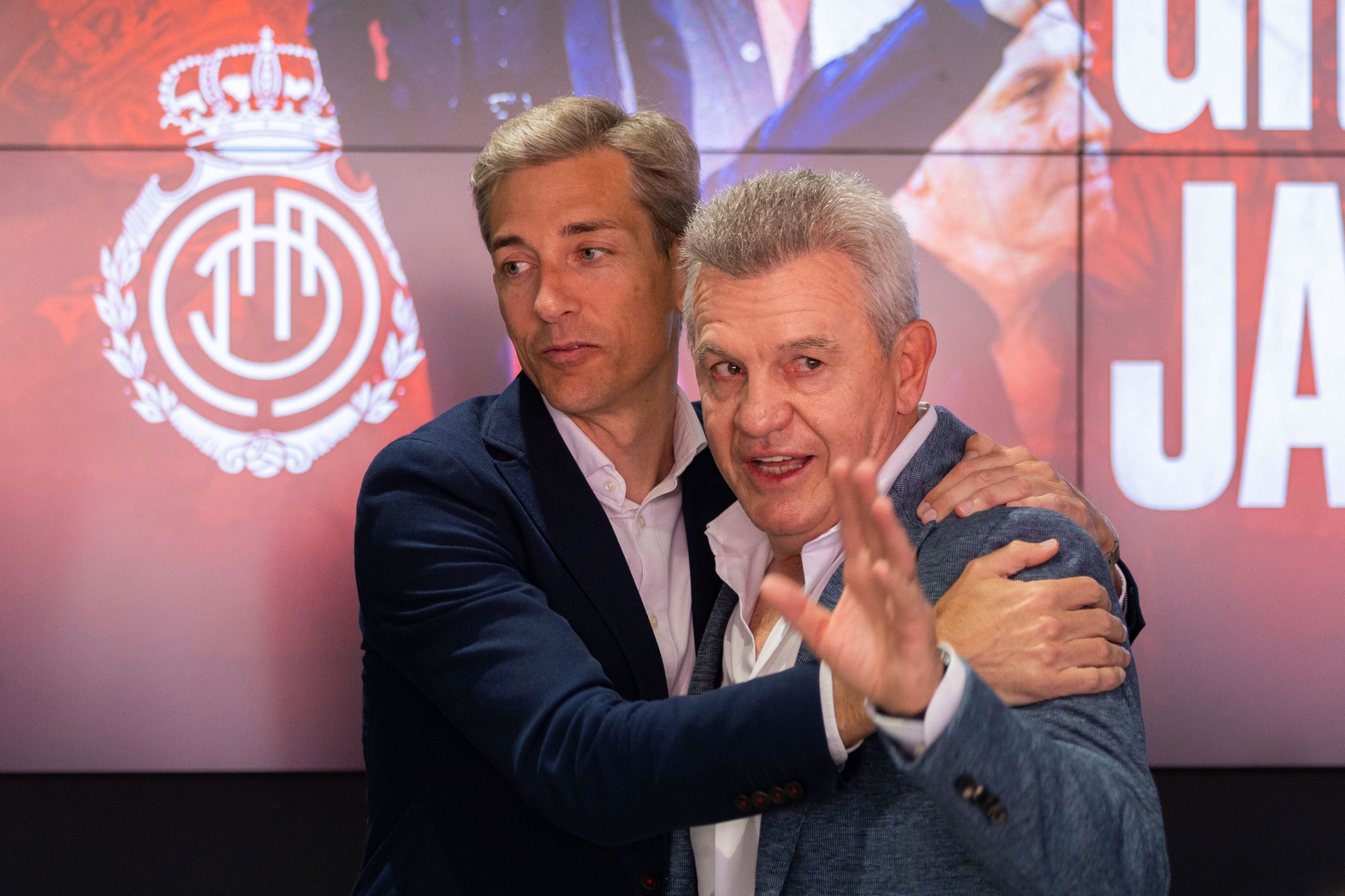 El CEO del Mallorca, Alfonso Díaz (i), junto al técnico mexicano Javier Aguirre (d) durante su acto de despedida como entrenador del RCD Mallorca, este jueves en el estadio Son Moix de Palma de Mallorca. EFE