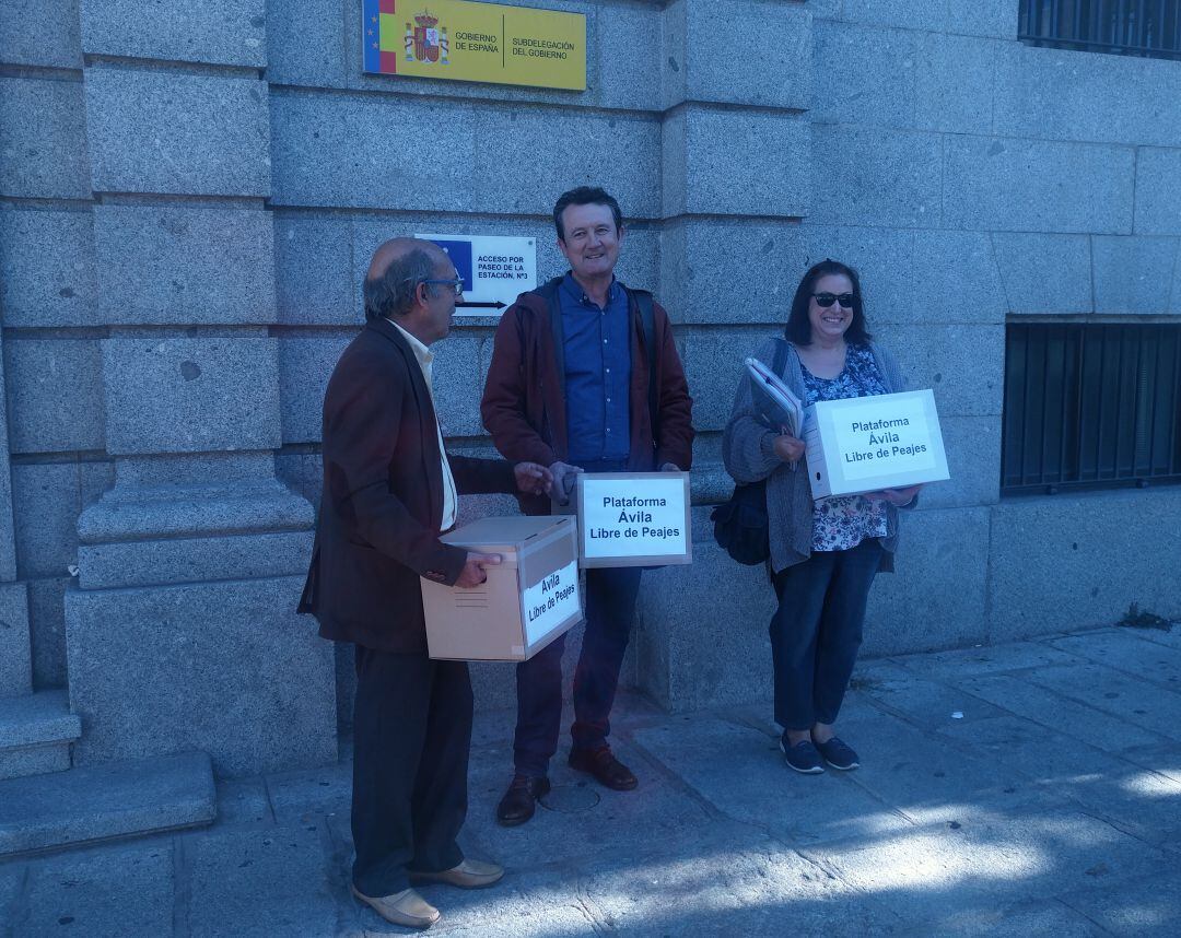 Miembros de la plataforma 'Ávila, libre de peajes' entregan las firmas en la Subdelegación del Gobierno
