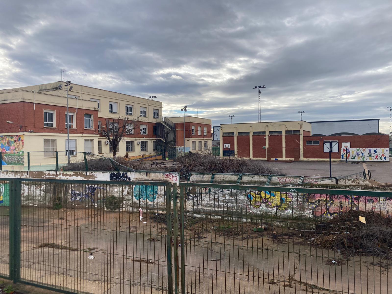 Este lunes el ayuntamiento del municipio de la Ribera Alta se reúne con las familias del colegio público Blasco Ibáñez para abordar el futuro de este centro, que es uno de los más dañados por la catástrofe de hace tres meses y que no tiene fecha para su reapertura.