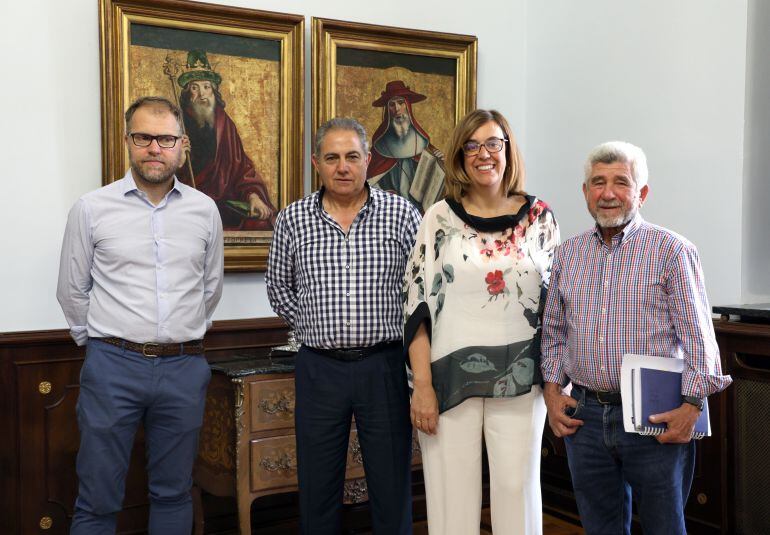 Representantes de Valbuena de Pisuerga junto a la presidenta de la Diputación, Ángeles Armisén