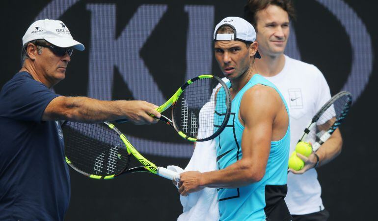 Toni y Rafa Nadal, con Carlos Moyà al fondo.