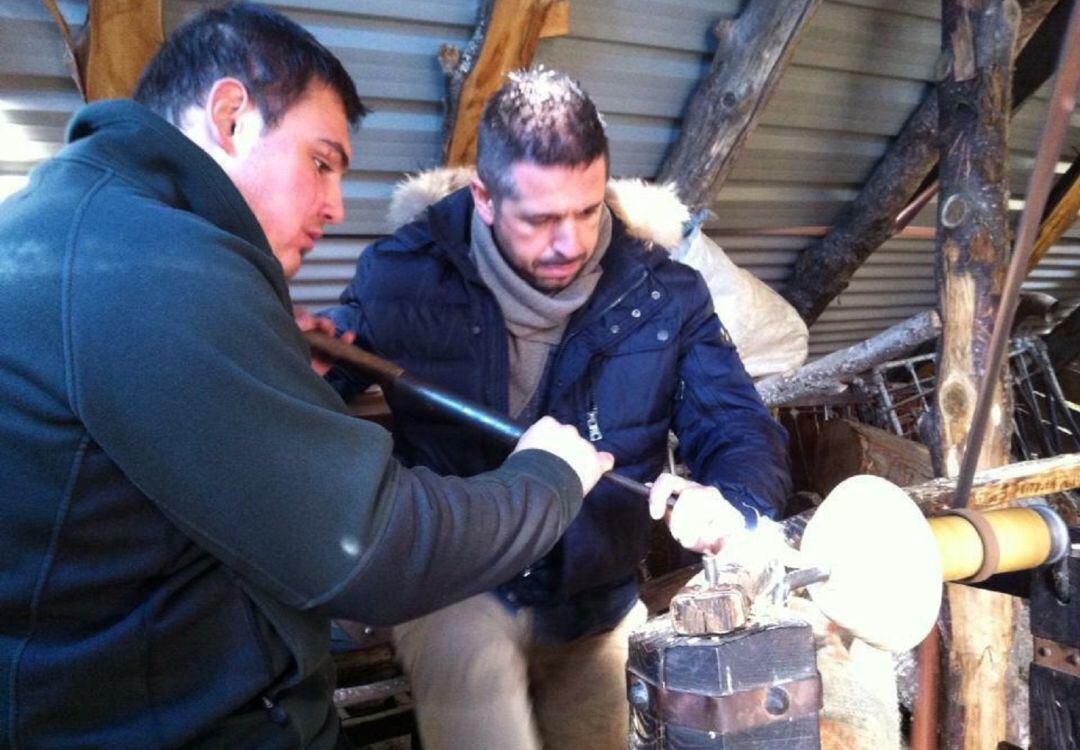 Víctor García y Onofre Alonso trabajando la madera en el torno