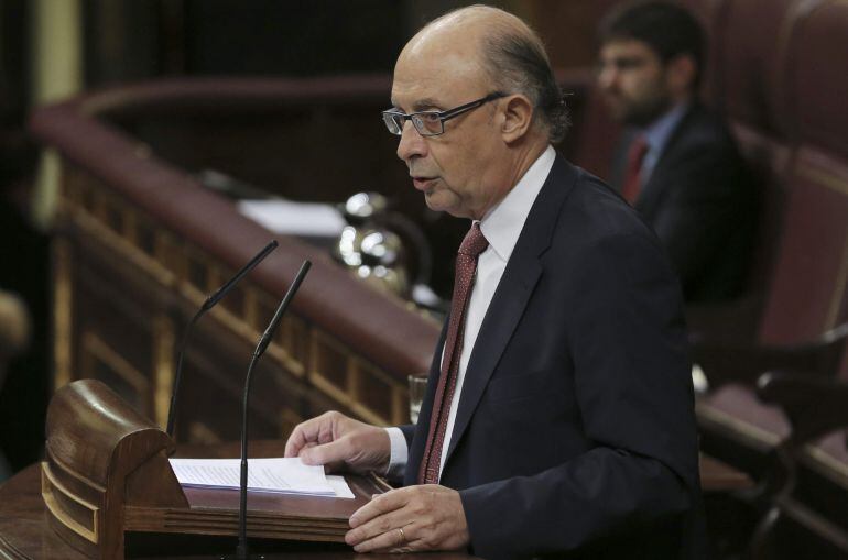 GRA215. MADRID, 15/07/2015.- El ministro de Hacienda, Cristóbal Montoro, durante su intervención en el debate del Congreso sobre los objetivos de estabilidad presupuestaria para el periodo 2016-2018 y el techo de gasto para el próximo año. EFE/Ballesteros