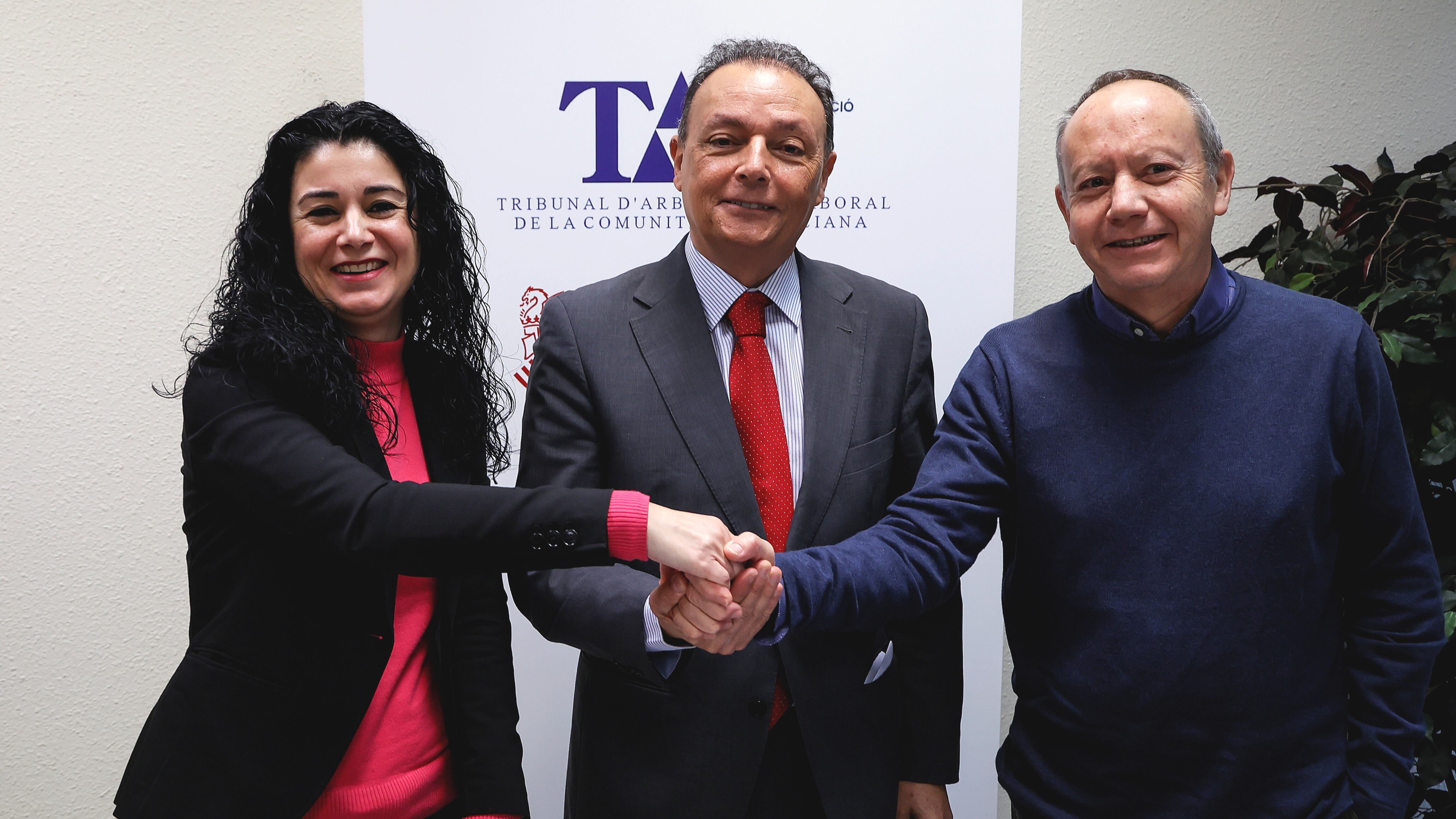 El presidente de la CEV, Salvador Navarro, y los secretarios generales de CCOO PV, Ana García, y UGT-PV, Ismael Sáez, en una imagen de archivo