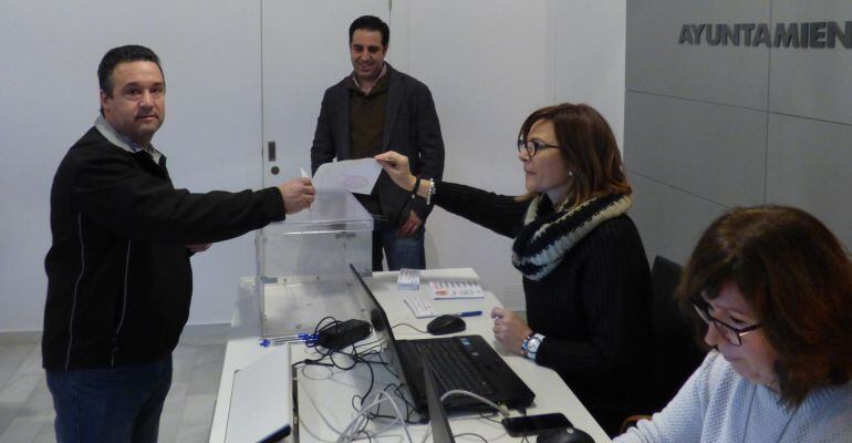 Un vecino de Alcalá La Real vota durante una de las dos jornadas de votaciones de los presupuestos participativos.