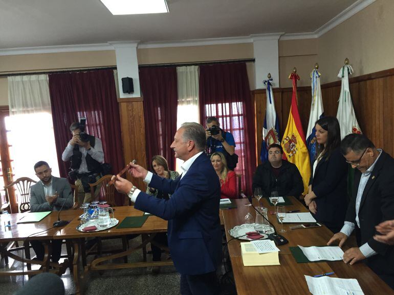 El nuevo alcalde de La Victoria de Acentejo, Haroldo Martín tras consumarse la moción de censura.