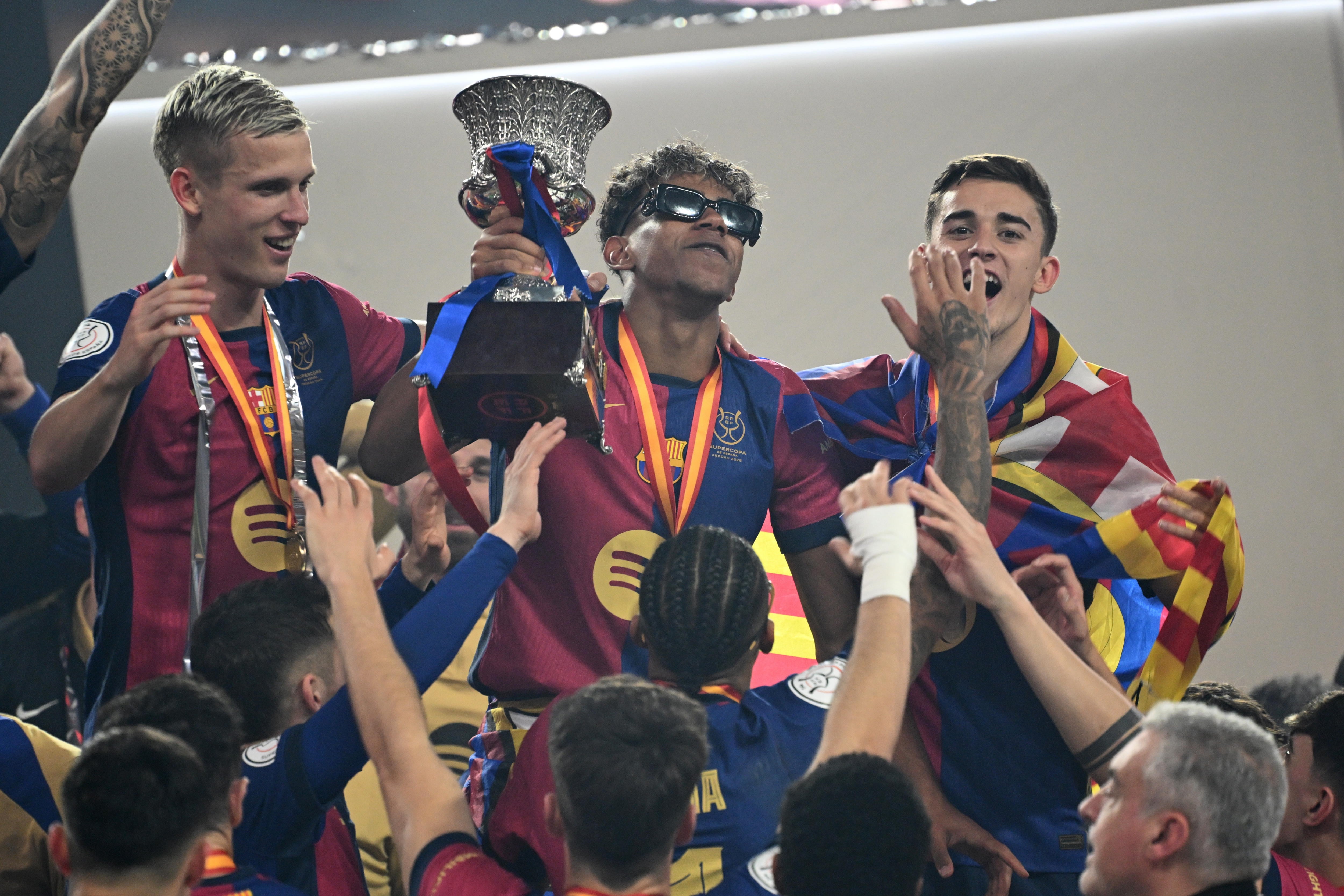 Lamine Yamal celebra el título de Supercopa de España tras ganar 2-5 al Real Madrid