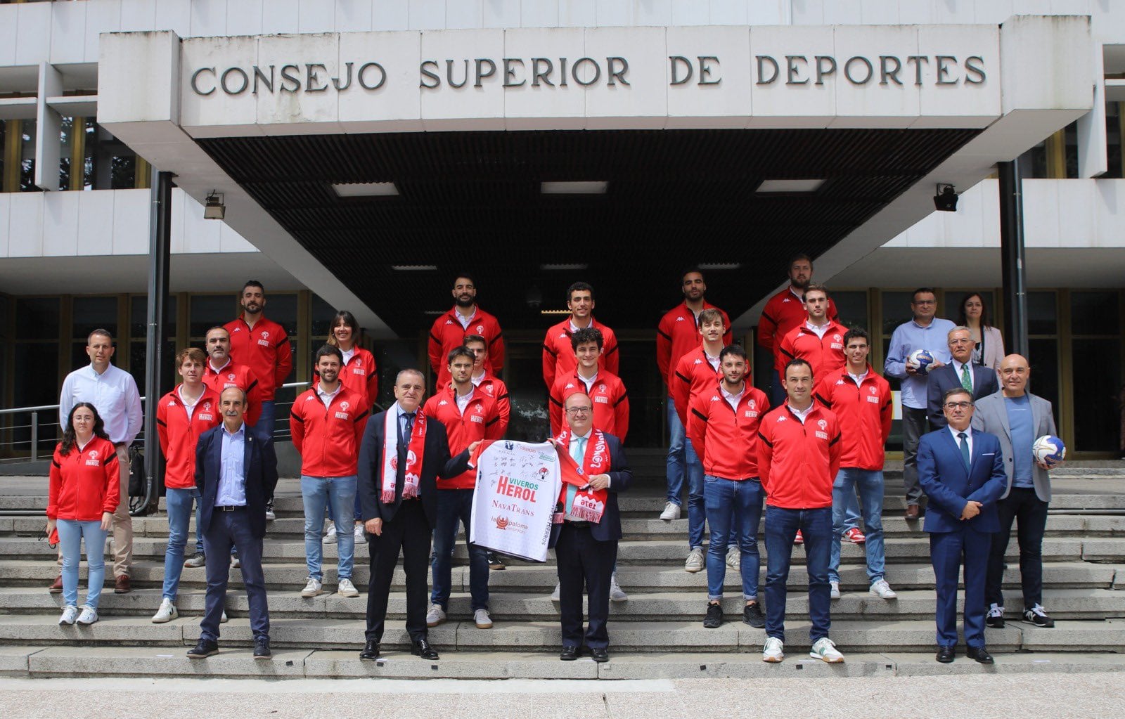 El Ministro de Cultura y Deporte recibe a la plantilla de Balonmano Nava