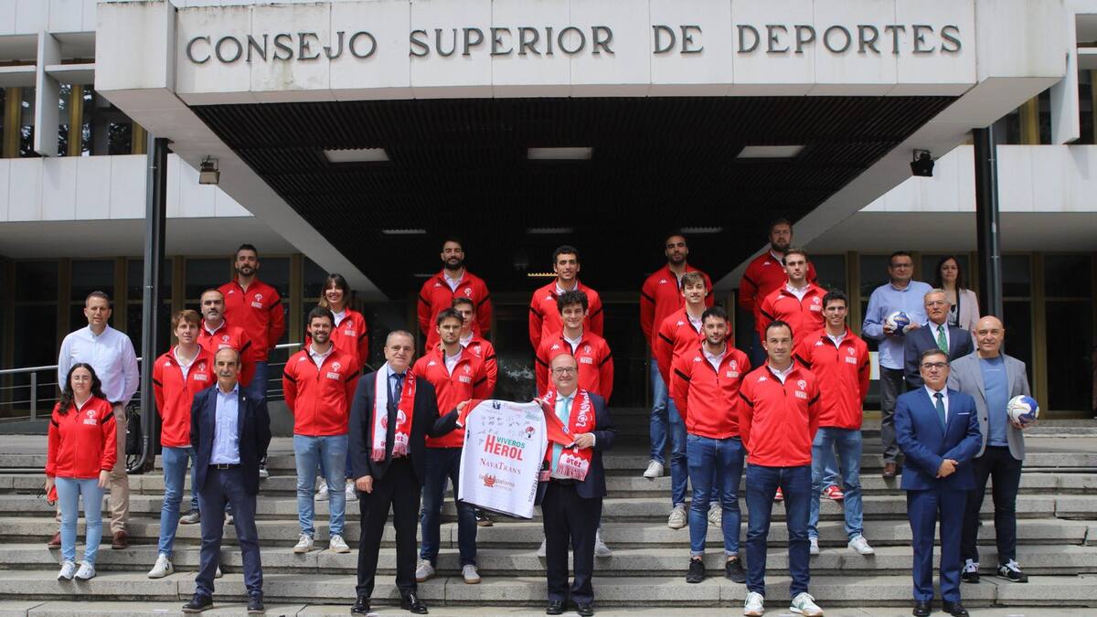 El Ministro de Cultura y Deporte recibe a la plantilla de Balonmano Nava