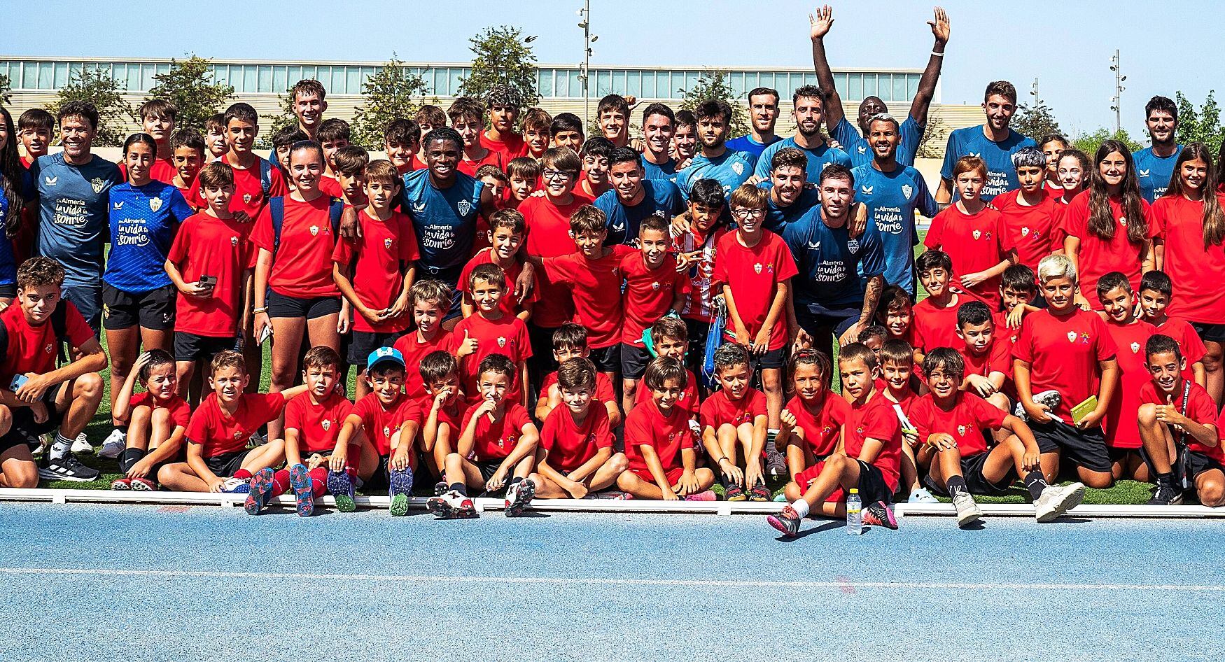 Los jugadores del Almería con los usuarios del campus de verano.