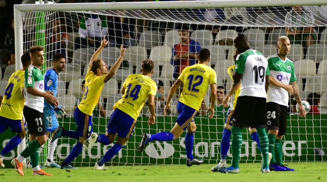 El gol de Álex Fernández que dio la victoria al Cádiz. Los racinguistas acabaron abatidos,