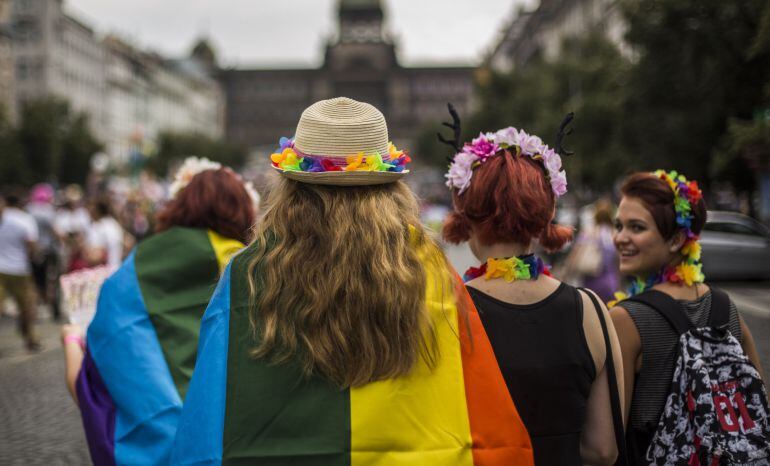 Varias chicas se manifiestan en el día del Orgullo Gay.