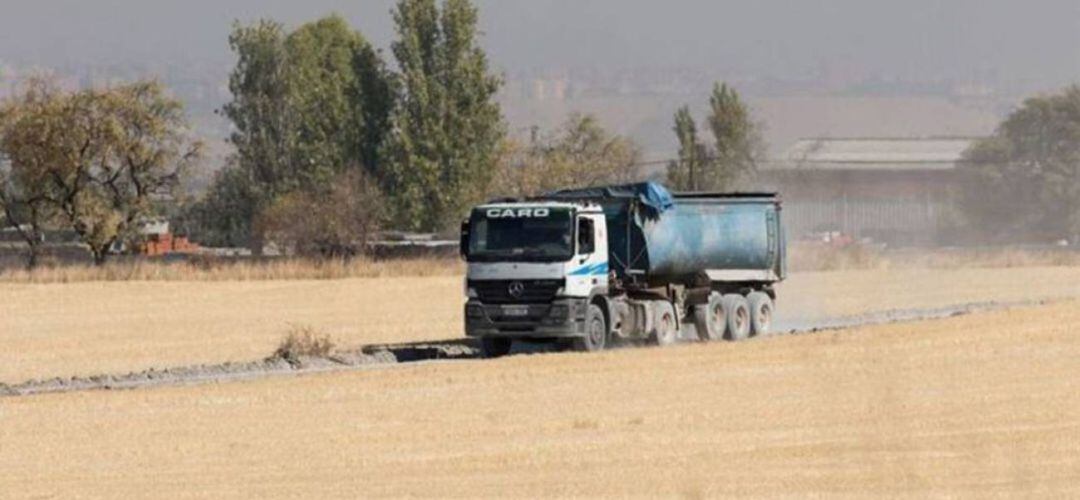 Un camión lleva residuos a la planta de tratamiento de Pinto.