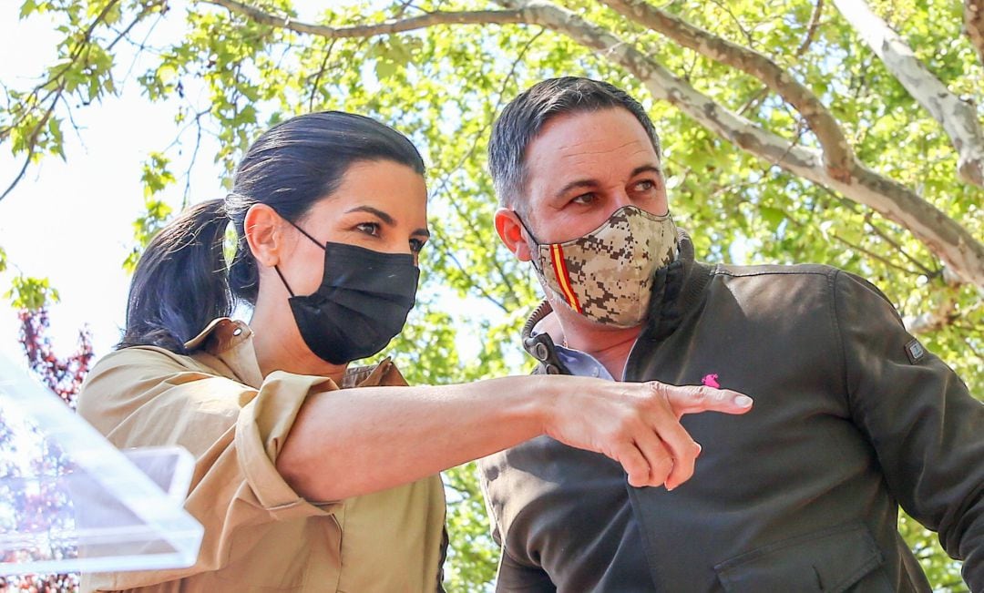 La candidata de Vox a la Presidencia de la Comunidad de Madrid, Rocío Monasterio y el presidente del partido, Santiago Abascal durante un acto previo a las elecciones en la región en Boadilla del Monte.