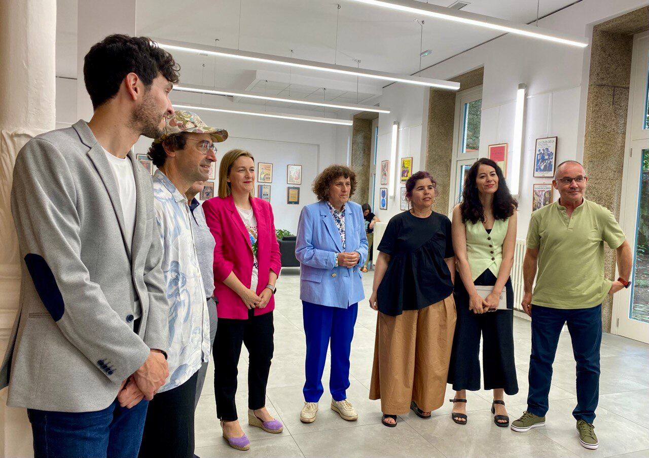 Futuro grupo de gobierno de Santiago, con Goretti Sanmartín (centro) de alcaldesa y María Rozas (segunda por la derecha) de tenienta de alcaldesa. CEDIDA