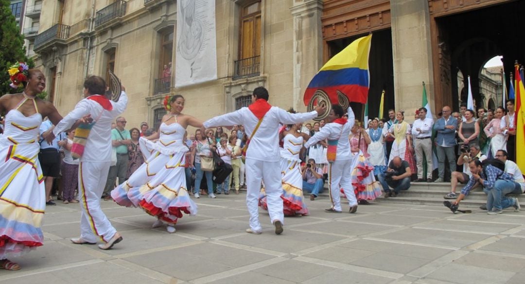 Un grupo actúa en la inauguración de una edición anterior del Folk del Mundo.