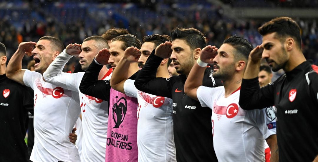 Los jugadores turcos hacen el saludo militar tras el empate ante Francia de este lunes