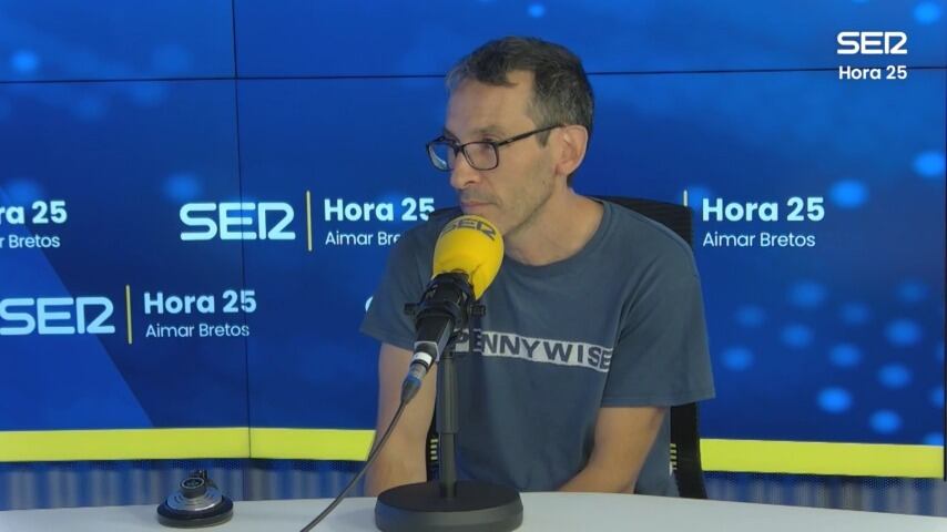 César Rendueles en los estudios centrales de la Cadena SER.