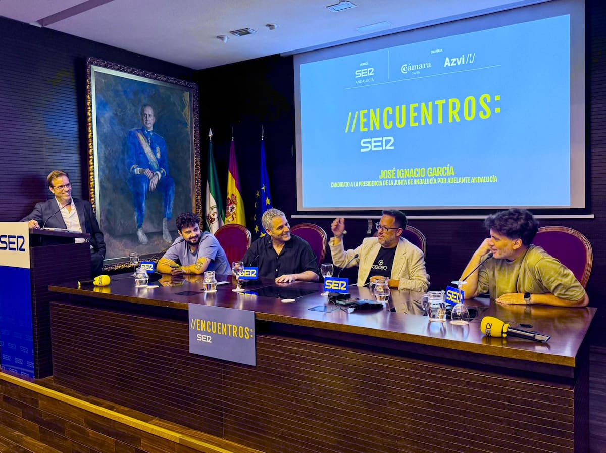 El salón de actos de la Cámara de Comercio de Sevilla ha acogido el Encuentro SER protagonizado por el candidato de Adelante Andalucía a la presidencia de la Junta, José Ignacio García