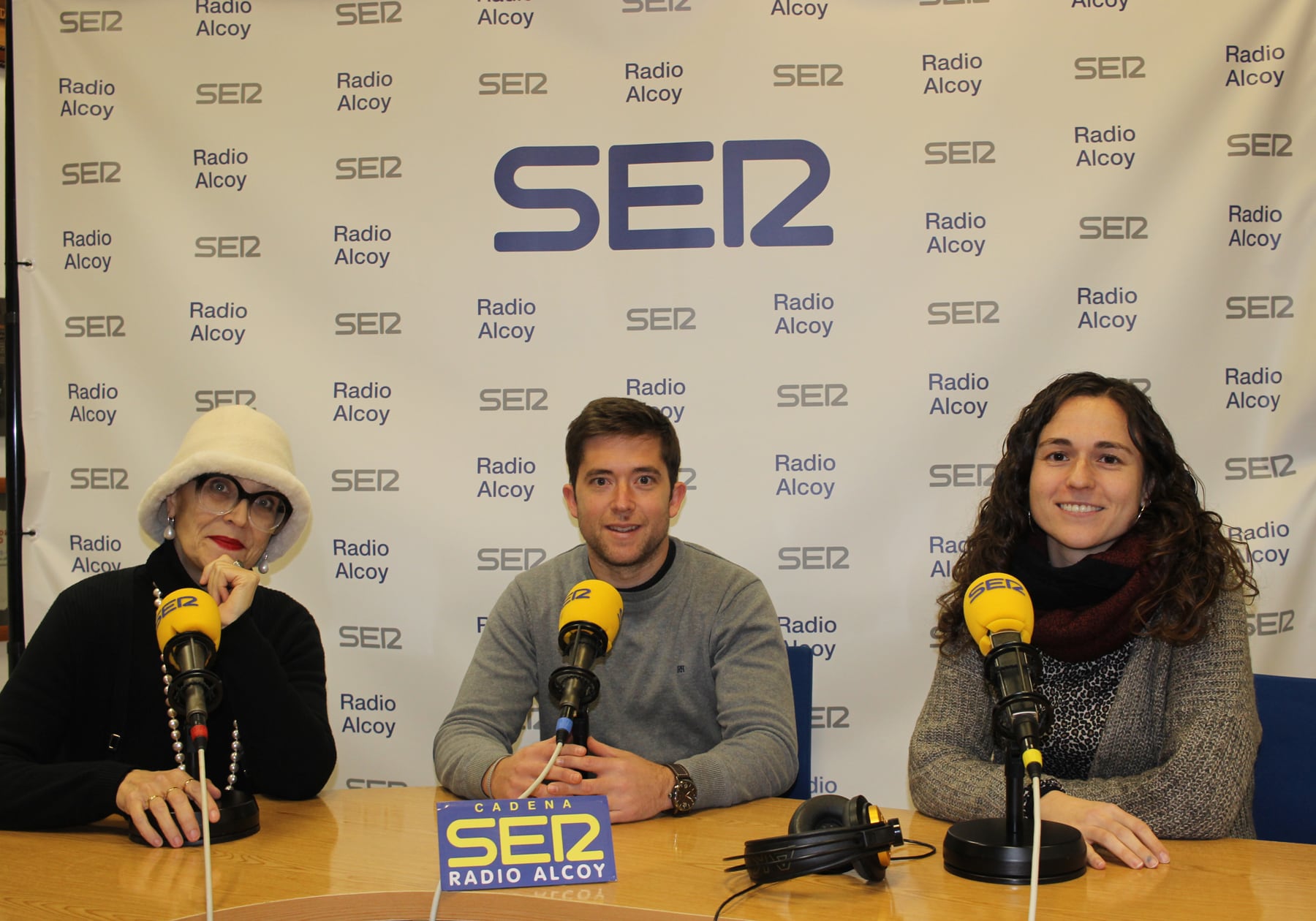 Marisa Abad, Adri Botella i Irene Barrachina, en l'estudi central de Radio Alcoy