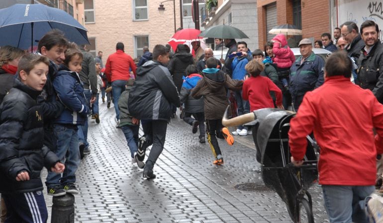 El encierro infantil reúne todos días a las 12,30 horas a decenas de jóvenes 