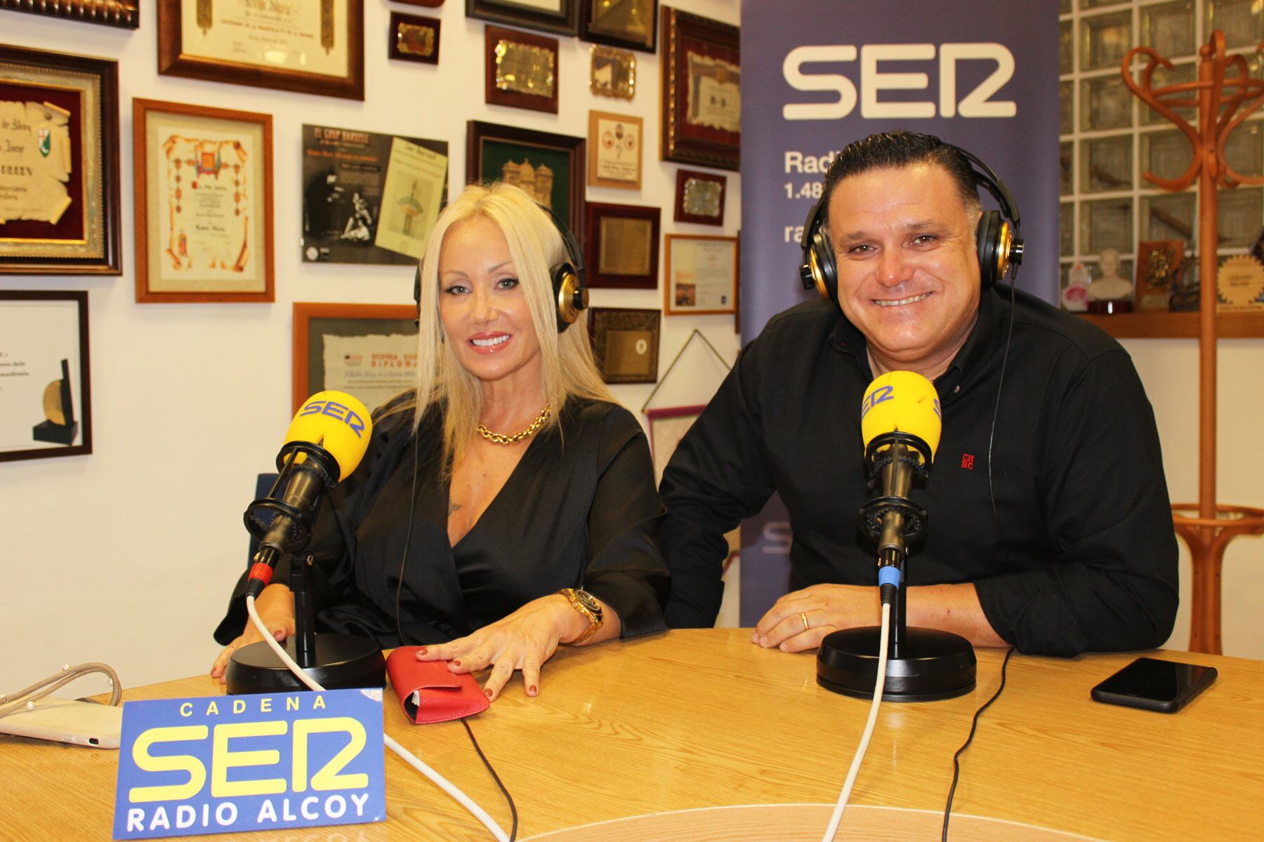 Sonia Miranda y Javier Faura, en el estudio central de Radio Alcoy