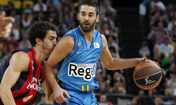 El escolta del Regal Barcelona, Juan Carlos Navarro , con el balón frente al base del Caja Laboral Pau Ribas durante la final de la octava edición de la Supercopa