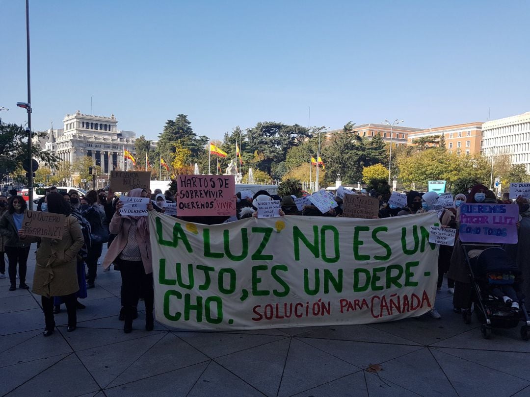 Vecinas exigen luz para la Cañada Real