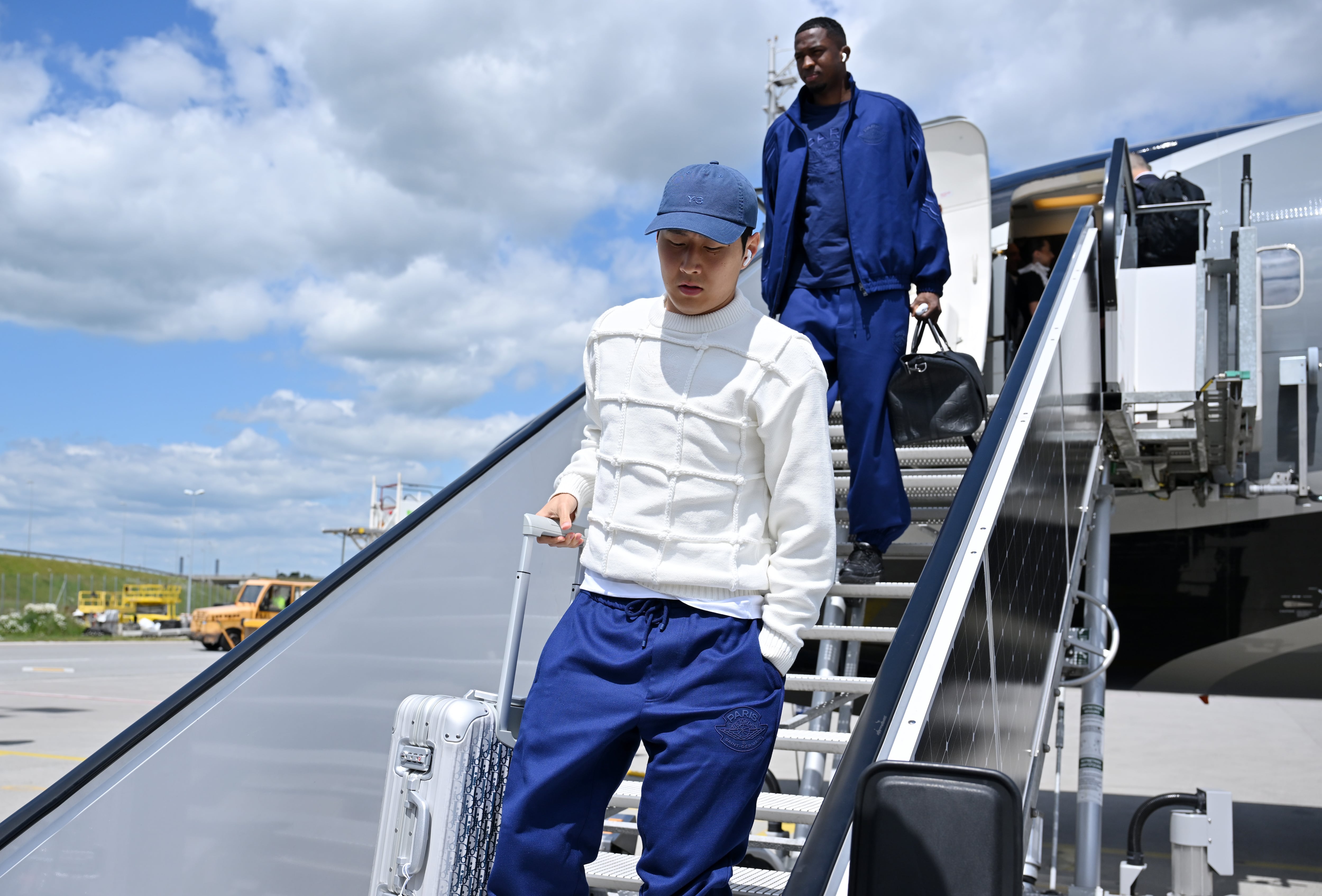 Lee Kang-In y Pacho bajando del avión. (Photo by Sebastian Widmann - UEFA/UEFA via Getty Images)