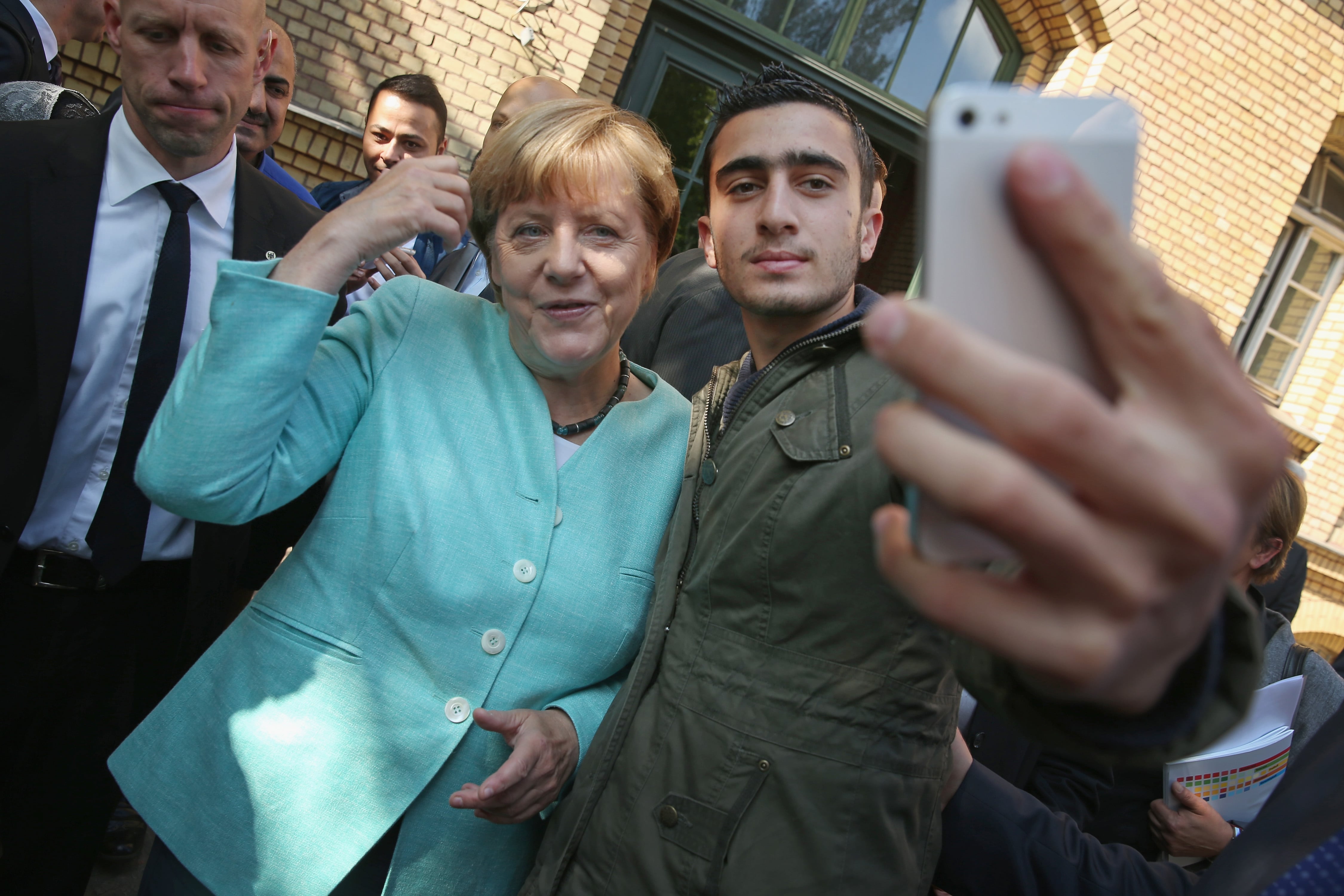 El 'selfie' de la entonces canciller alemana, Angela Merkel, con Anas Modamani, refugiado sirio, dio la vuelta al mundo en 2015.