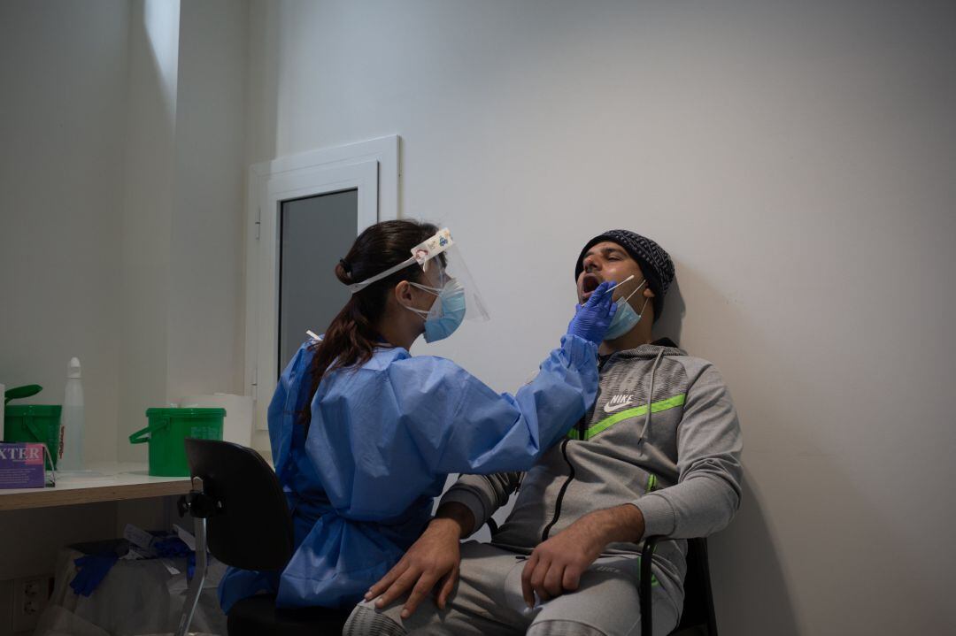 Un hombre se somete a una prueba PCR 