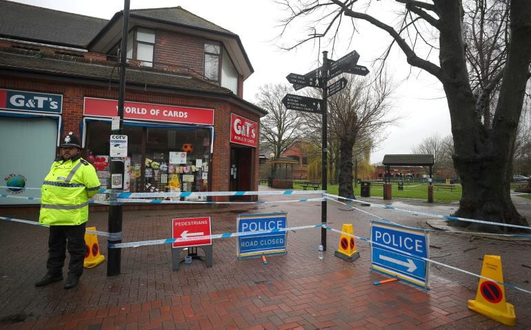  la policia sigue protegiendo con un cordon aislante el centro de Salisbury donde se produjo el envenenamiento del ex espia Skripal y su hija. 