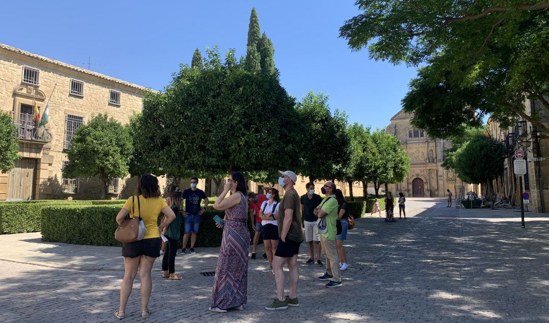 Turistas en la Plaza Vázquez de Molina de Úbeda