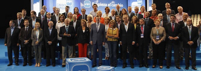 Mariano Rajoy, rodeado de otros líderes del PP en la foto de familia tomada en Málaga