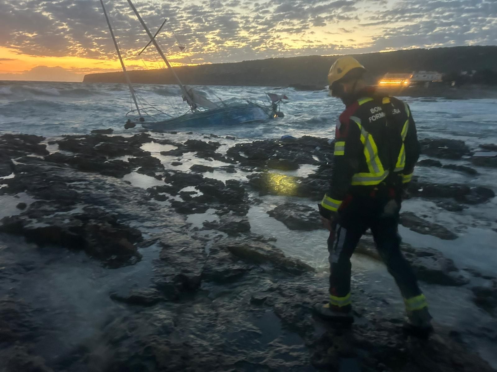 Imagen de los bomberos junto al velero hundido