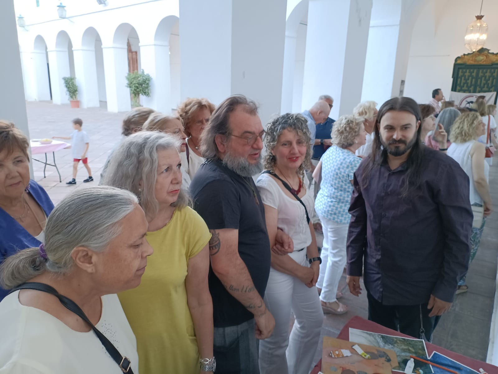 El autor y alguno de los asistentes a la inauguración de la exposición