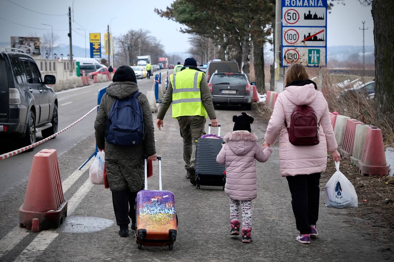 Evacuación de niñas y niños en la ciudad de Siret, en la frontera con Ucrania