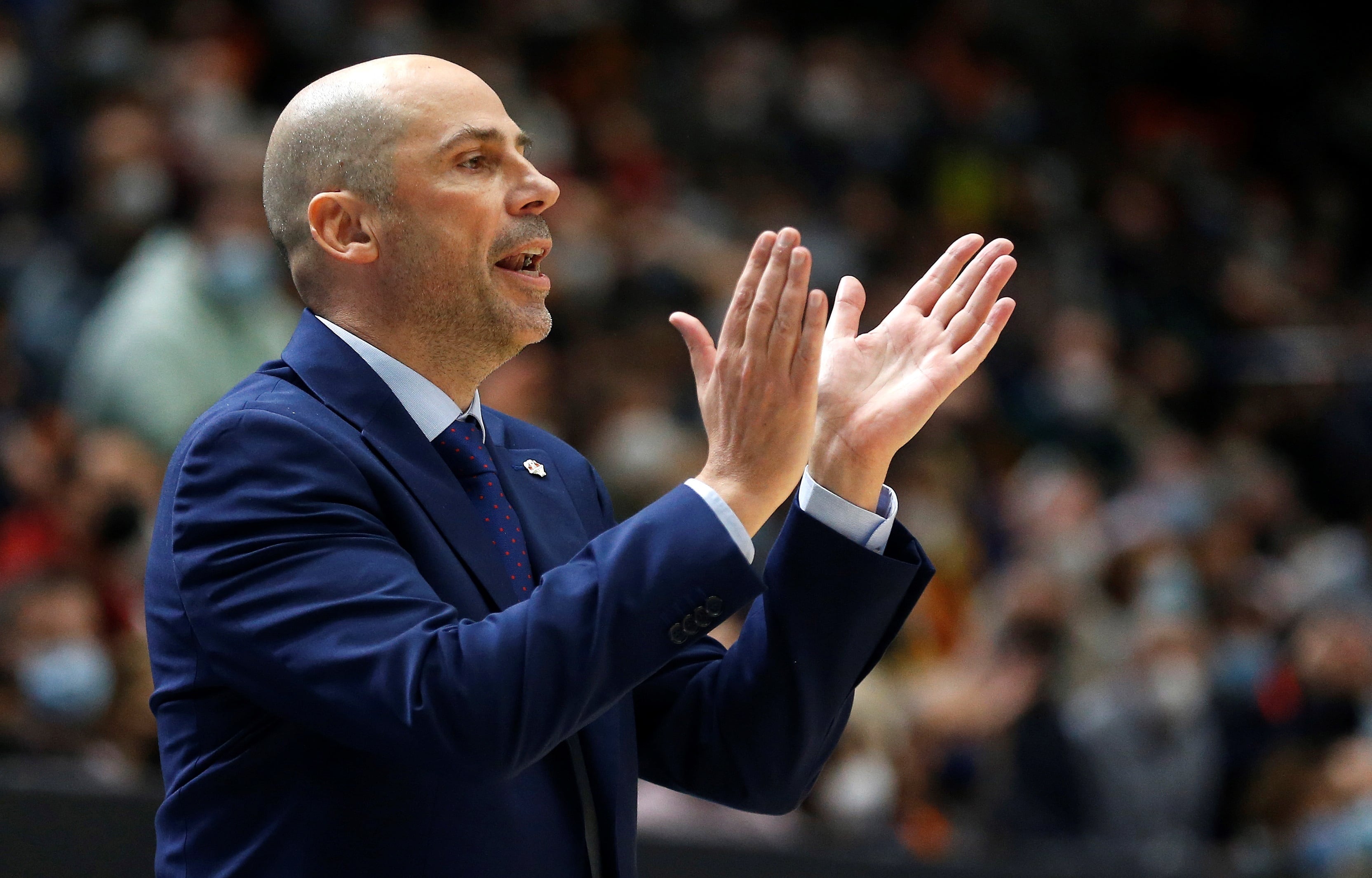 El entrenador del Valencia Basket, Joan Peñarroya, reacciona durante el partido de la jornada 16 de la Liga Endesa que disputan esta noche contra el CB Gran Canaria en el pabellón Fuente San Luis.