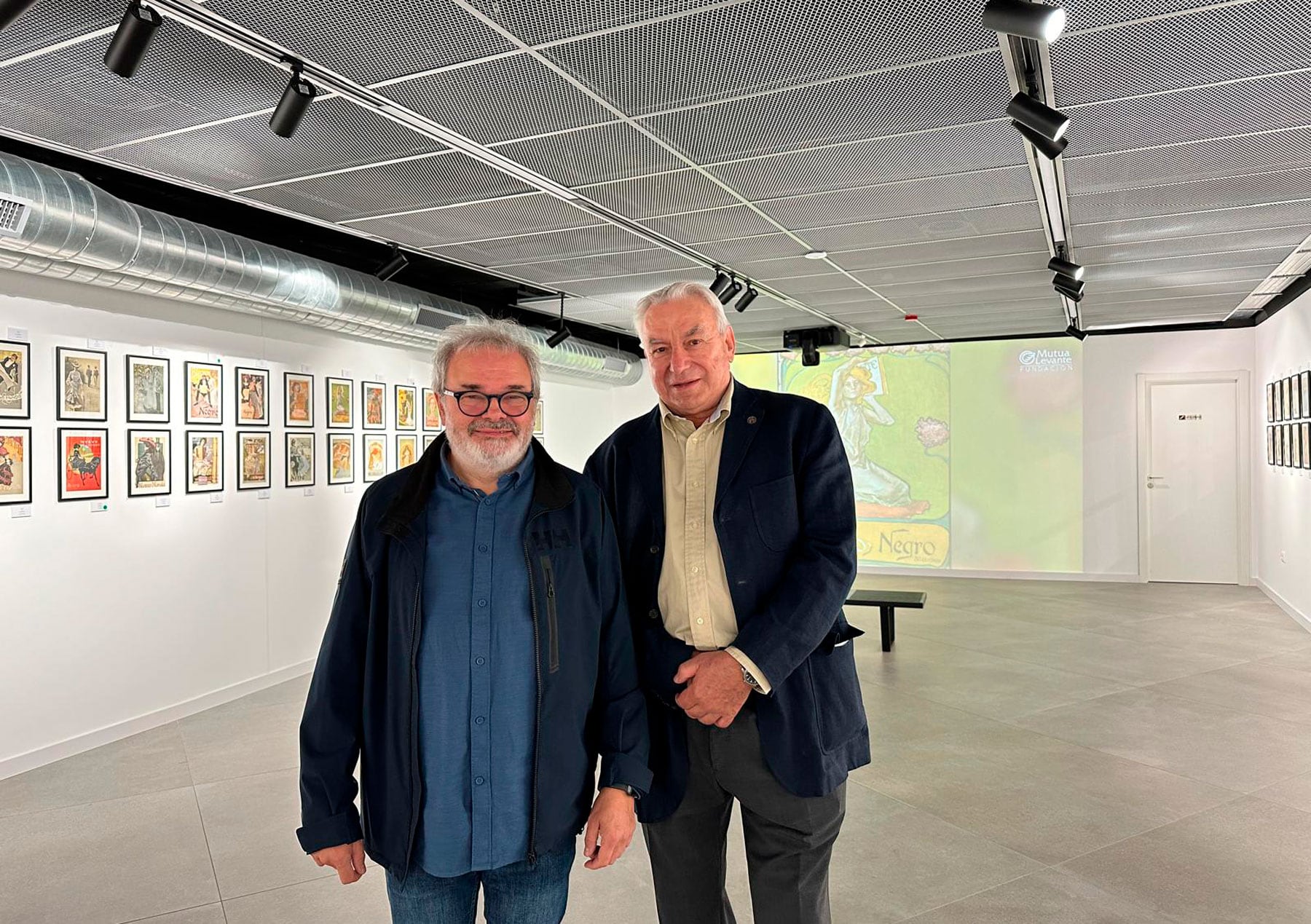 Xavi Cortes y José Luis Antequera en la sala donde se muestra la exposición en la Fundación Mutua Levante