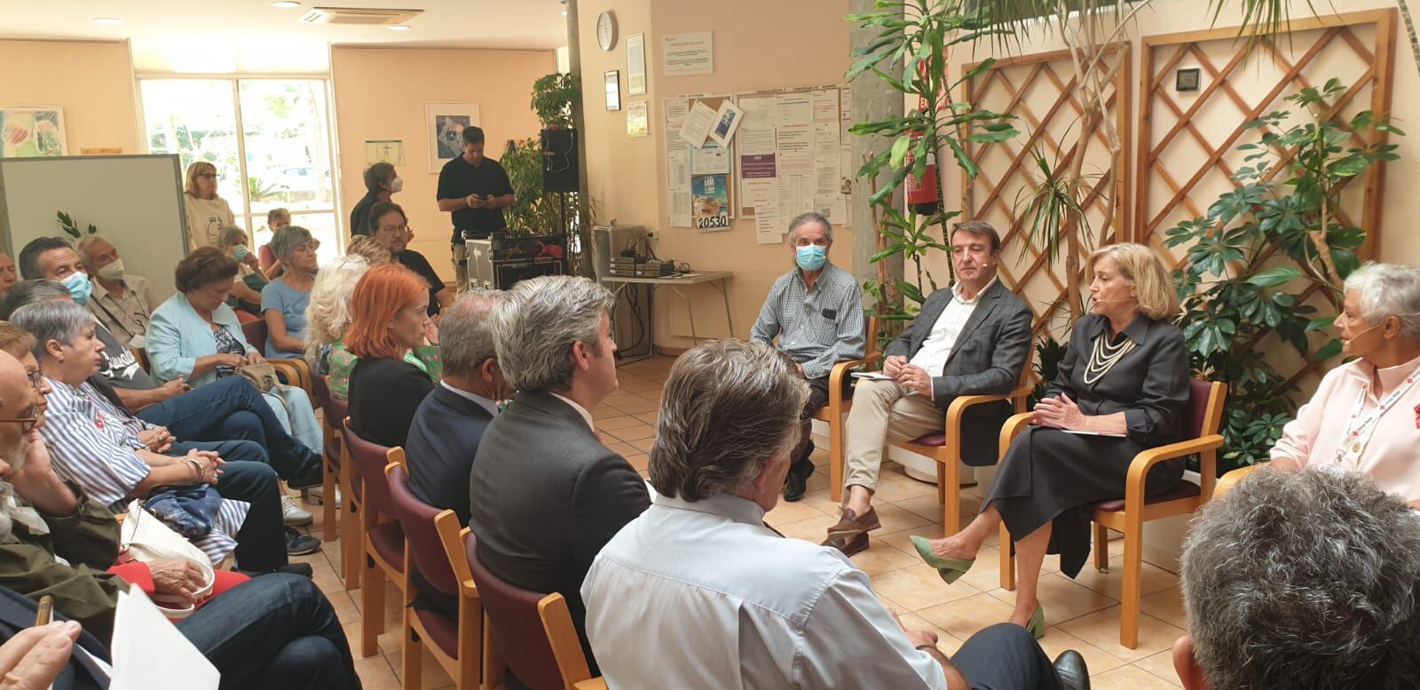 Visita de la consejera de Familia, Juventud y Política Social, Concepción Dancausa, al Centro de Mayores de la Agencia Madrileña de Atención Social (AMAS) ubicado en Tres Cantos