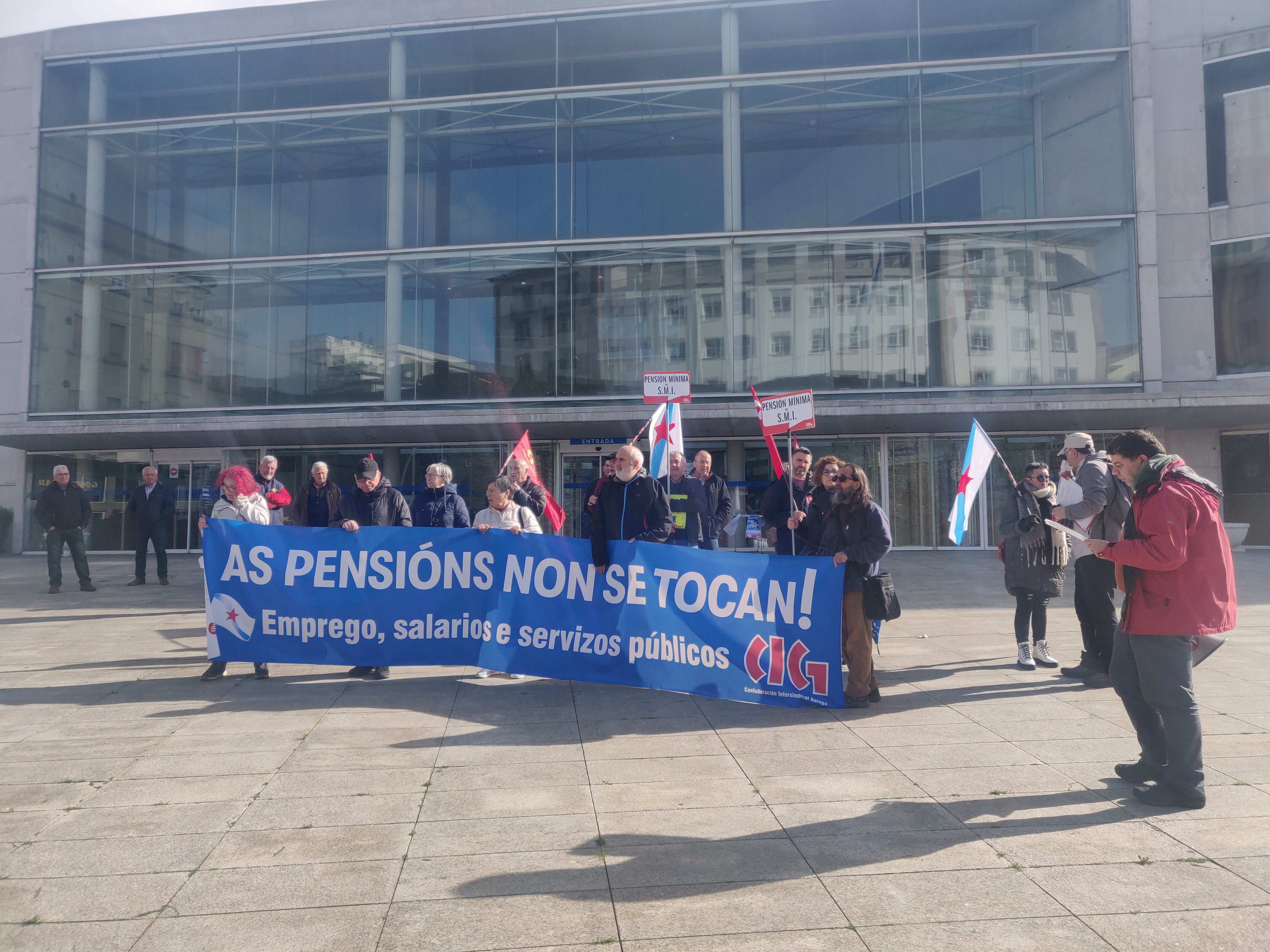 Pensionistas de la CIG ante el edificio administrativo de la Xunta de Galicia en Lugo