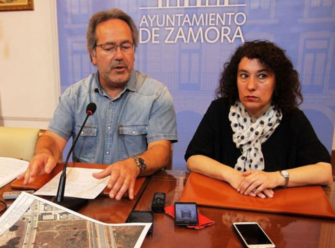 María José González junto al alcalde, Francisco Guarido