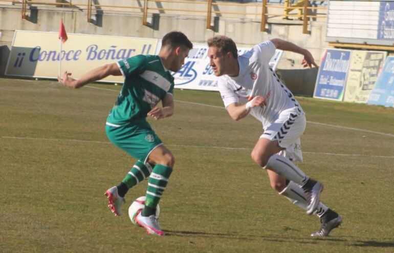 Isaac Akexte encara a un jugador del Coruxo CF