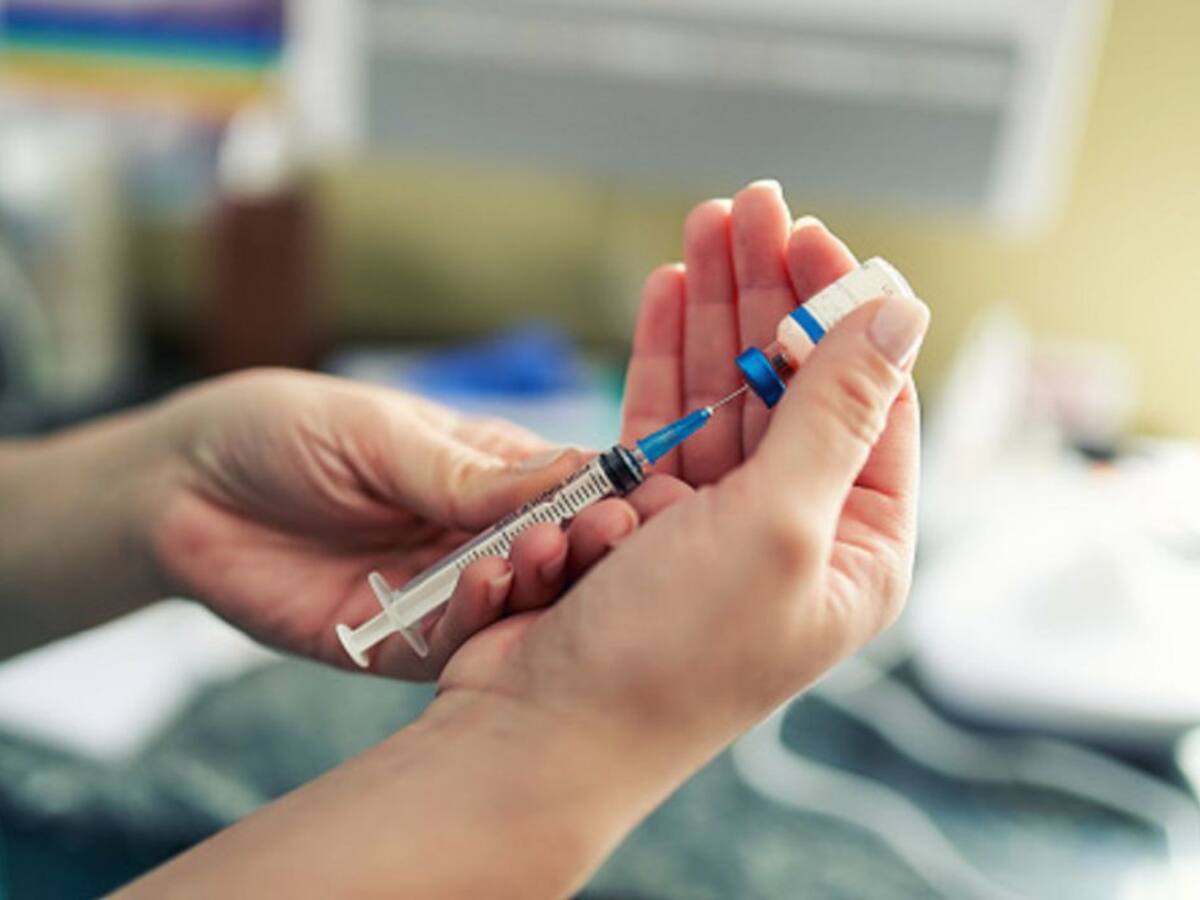 Entre Pfizer y Astra Zeneca: una decisión que puede ralentizar otros grupos de edad