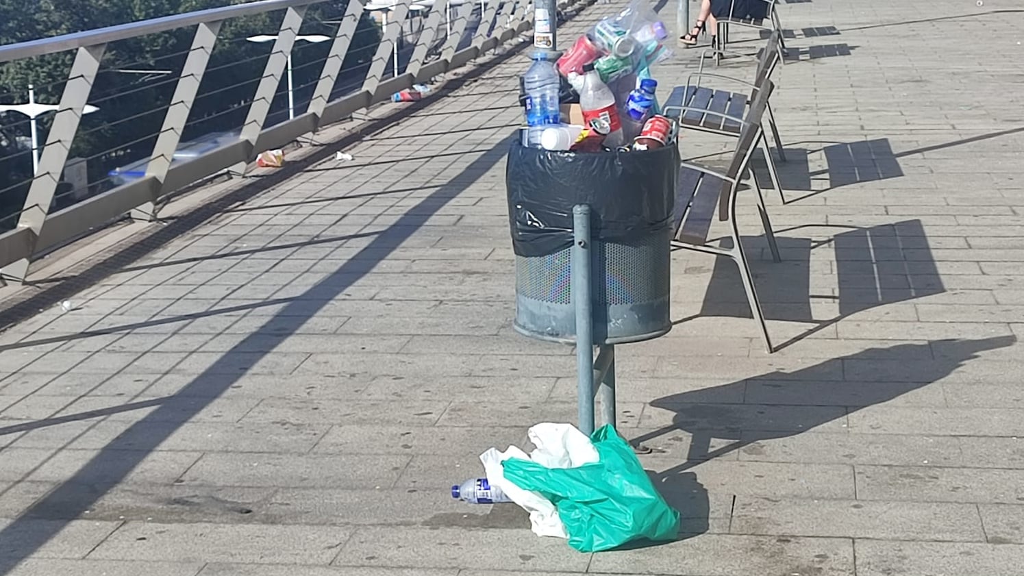 Papeleras a rebosar y sin recoger en El Raval Roig