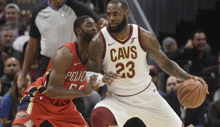 Lebron James protege una pelota frente a Moore, de los Pelicans