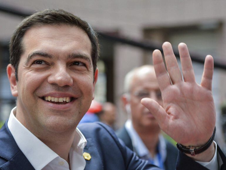 JW01. BRUSELAS (BÉLGICA), 25/06/2015.- El primer ministro griego, Alexis Tsipras, llega a la cumbre de jefes de Estado y de Gobierno de la Unión Europea que se celebra en Bruselas, Bélgica, el 25 de junio del 2015. EFE/Stephanie Lecocq