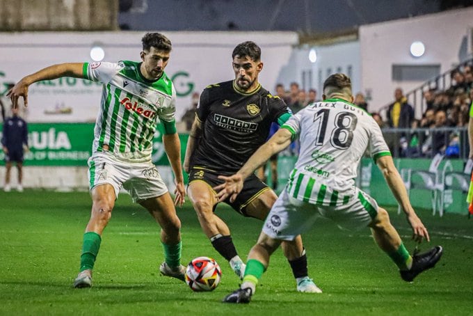 Undabarrena, jugador del Intercity, frente al Atlético Sanluqueño