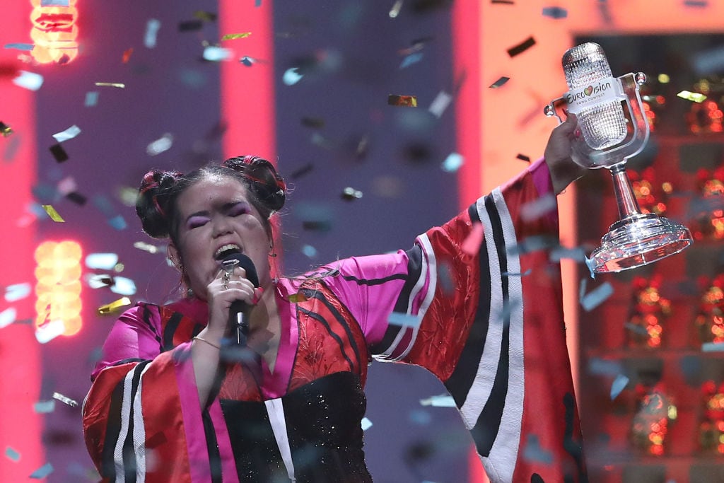 Winner Netta of Israel performs with the trophy during the 2018 Eurovision Song Contest Grand Final, at the Altice Arena in Lisbon, Portugal on May 12, 2018. ( Photo by Pedro Fiúza/NurPhoto)